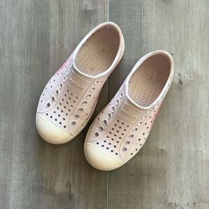 Girls Native shoes size 10c nude pink, circular graphic